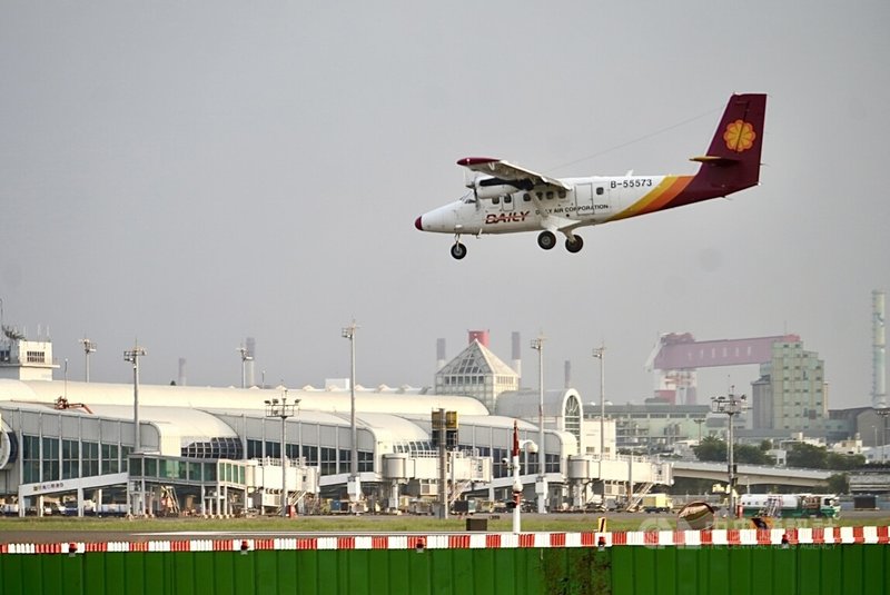 高雄市長陳其邁3日在議會答詢時指出，未來會拆除高雄機場西側部分圍牆，讓民眾可直接在這裡看飛機降落，預估2026年1月可以完成。圖為從位於中山路旁的西側圍牆方向觀望高雄機場內飛機起降。中央社記者董俊志攝　114年12月3日