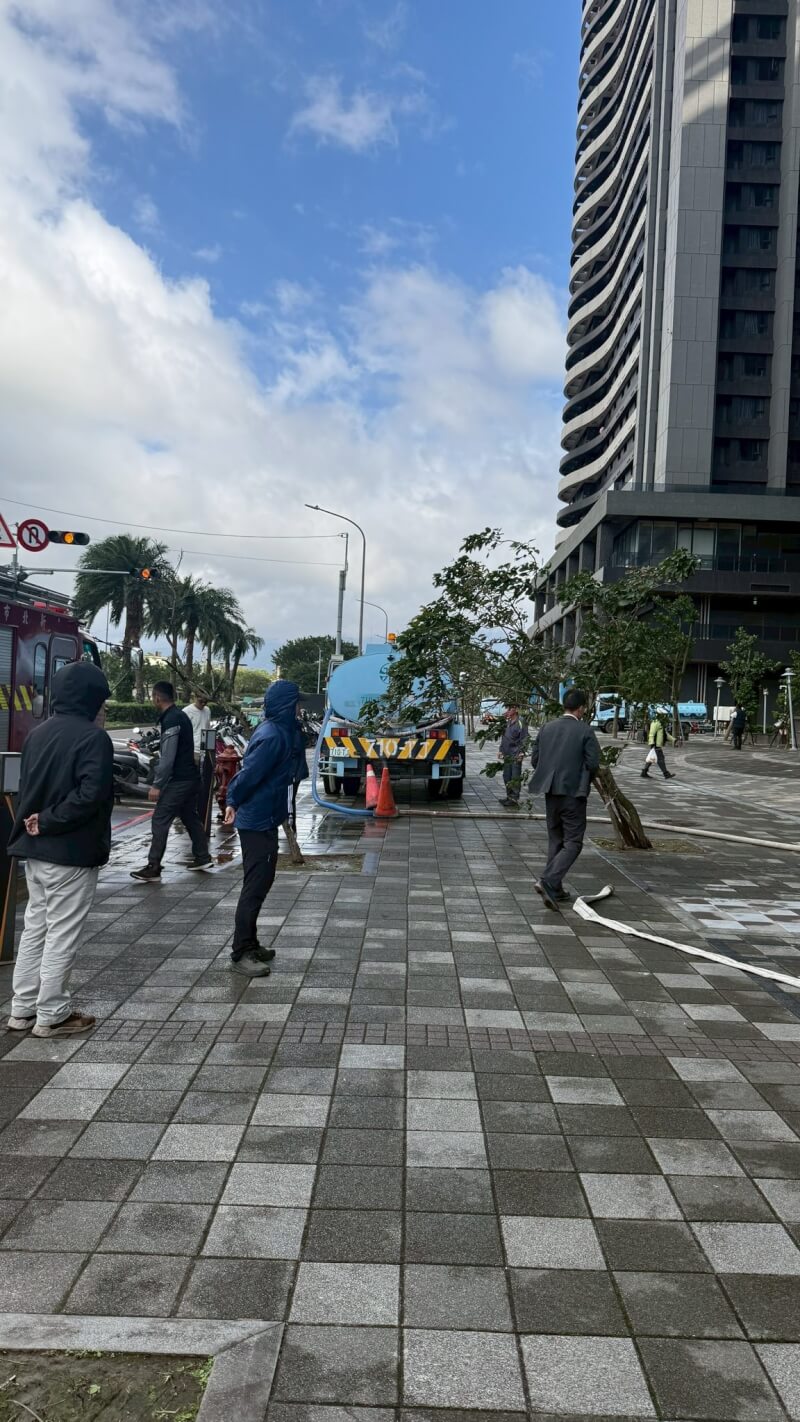 淡水大停水導致管線末端的海洋都心社區進水量不如預期，台水持續調度多輛水車注水。（圖取自facebook.com/MongKaiHUNG）