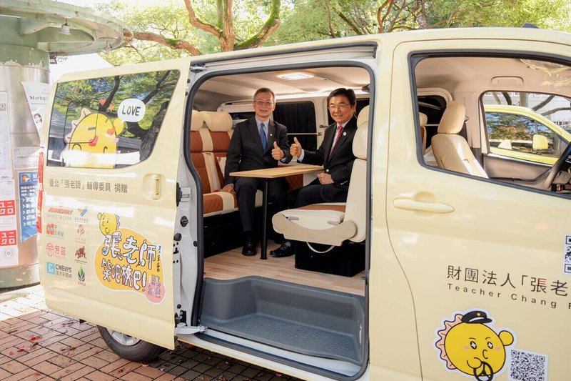 張老師基金會攜手政治大學心理系啟動行動諮詢校巴活動，將心理諮詢轉化為4道有趣的闖關遊戲。（政大提供）中央社記者許秩維傳真　114年12月3日