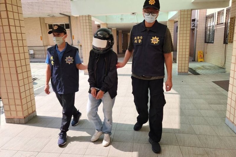 泰國籍女子（中）想出國旅遊觀光卻欠缺費用，竟同意販毒集團來台假觀光真運毒，以行李箱夾藏毒品大麻花16.78公斤來台灣，不過航警遭識破，在桃園國際機場被逮。（航空警察局提供）中央社記者吳睿騏桃園傳真　114年12月3日