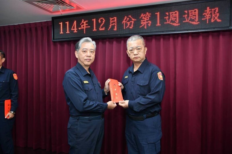 台中市政府警察局第六分局在績效評比中，奪下掃黑、緝毒、打詐等3項冠軍及肅槍亞軍，第六分局長周俊銘（右）3日代表接受市警局長吳敬田（左）表揚。（警方提供）中央社記者郝雪卿傳真  114年12月3日