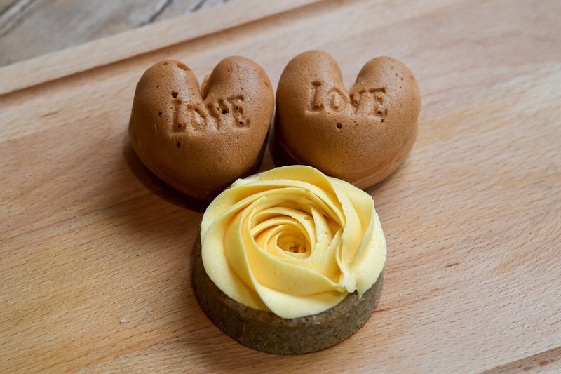 南投烘焙業者利用友善石虎農作香蕉製成的青蕉粉、蕉皮粉製作甜點，消費者購買品嚐即是支持石虎保育。圖為咪塔雞蛋糕使用蕉皮粉製作的「百香蕉皮塔」及使用青蕉粉製作的「蕉香雞蛋糕」。（巢墩諸米提供）中央社記者蕭博陽南投縣傳真　114年12月3日