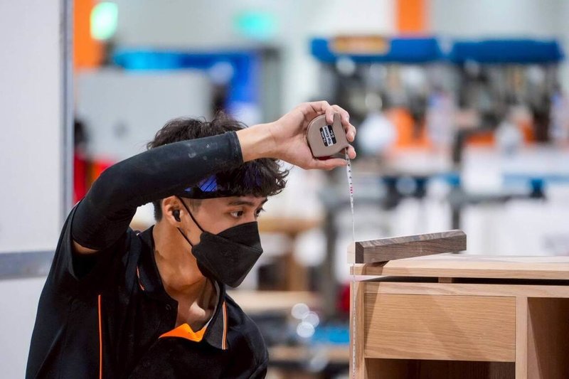 獲得2025亞洲技能競賽家具木工職類金牌的陳祈聖，畢業於公東高工室內空間設計科，目前在屏東科技大學就讀。（公東高工提供）中央社記者盧太城台東傳真　114年12月3日