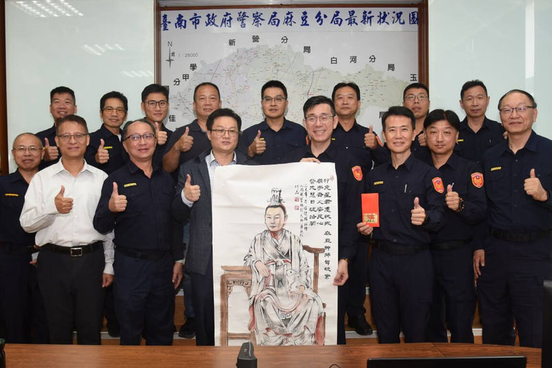 台南市麻豆警分局偵破下營區九龍太子宮「卯兔星君」神像遭竊案，市府副秘書長徐健麟（前左3）3日致贈親手繪製的水墨畫與加菜金，代表市府感謝警方迅速破案。（台南市政府提供）中央社記者楊思瑞台南傳真　114年12月3日