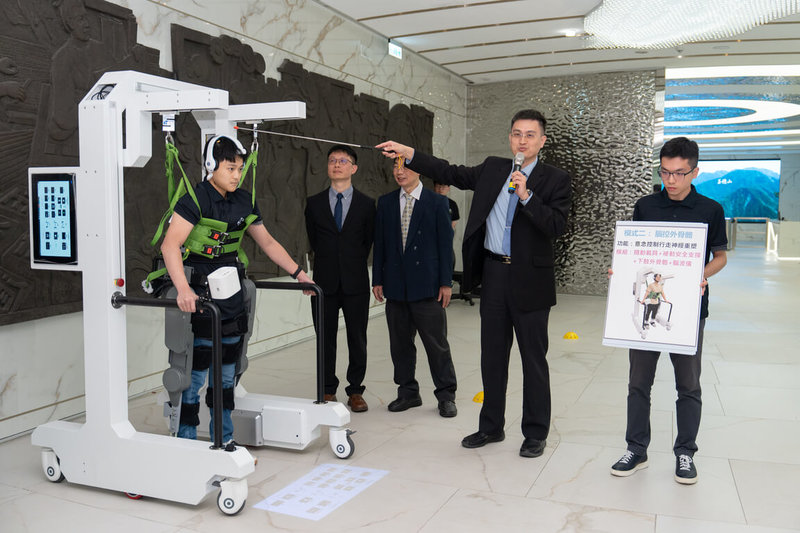 國科會3日舉辦研究成果記者會，國立中興大學優聘副教授李聯旺、國立陽明交通大學教授柯立偉及高雄醫學大學教授陳嘉炘組成跨領域團隊，打造「AI隨動步行復健機器人」，透過腦波訊號主動驅動外骨骼，實現「意念控制行走」。（國科會提供）中央社記者趙敏雅傳真　114年12月3日