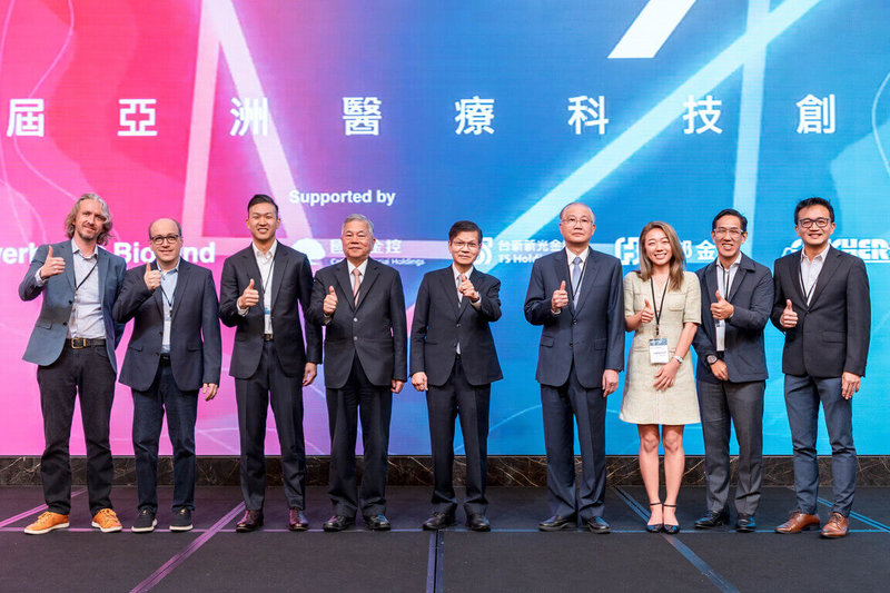 亞洲醫療科技創新論壇3日登場，生策會長翁啟惠（圖中）致詞表示，亞洲醫療科技創新論壇是將世界成熟技術與重要資金引入台灣的平台，台灣應持續與全球人才、技術及資本合作，將更好醫療技術與發明帶給全世界。（生策會提供）中央社記者何秀玲傳真　114年12月3日