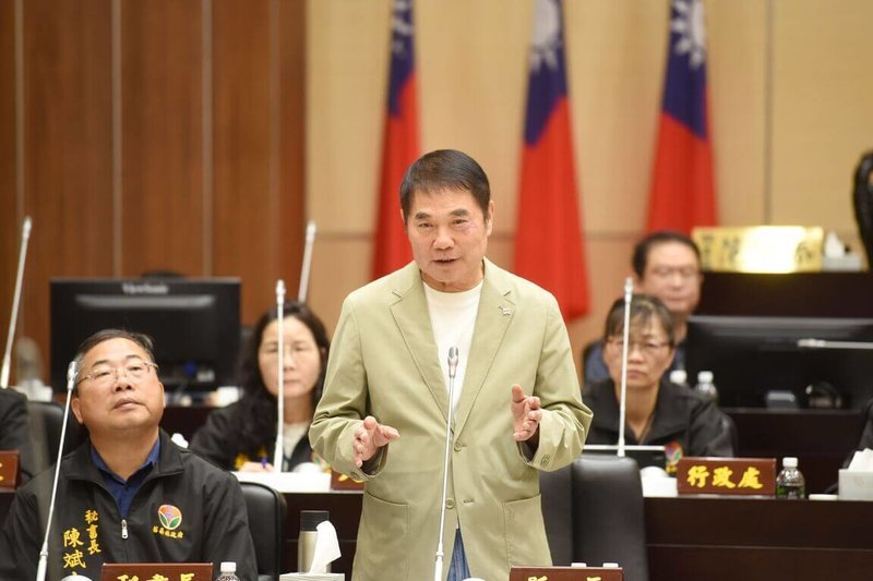 內政部近期核准苗栗高鐵特定區內2塊面積約7.3公頃的產業專用區縣有地土地出售，縣府將依法公開招標。苗栗縣長鍾東錦（中）3日也感謝內政部來函表示同意產專區可由縣府自行標售。（苗栗縣政府提供）中央社記者管瑞平傳真　114年12月3日