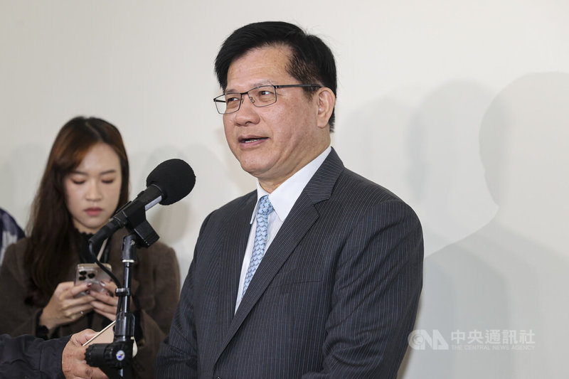 外交部長林佳龍（右）3日上午赴立法院外交及國防委員會報告「美中領導人再次電話通聯後對國際秩序及區域情勢之發展」並備質詢，會前接受媒體聯訪。中央社記者鄭清元攝　114年12月3日