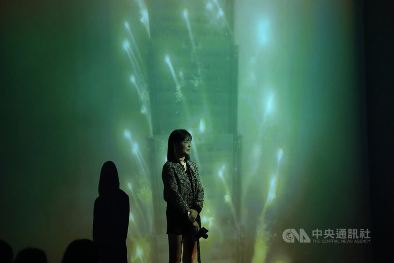 台北101董事長賈永婕3日出席SPARK 101雙跨年系列活動記者會,一同觀看品牌宣傳影片。中央社記者徐肇昌攝 114年12月3日