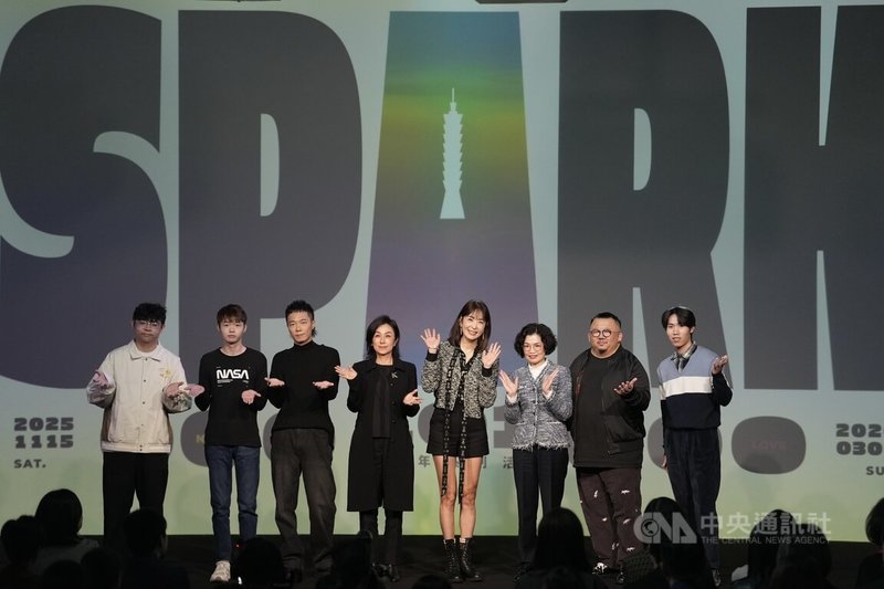 台北101董事長賈永婕(右4)與台北101總經理朱麗文(右3)3日出席SPARK 101雙跨年系列活動記者會,與台北流行音樂中心董事長黃韻玲(左4)及跨年煙火音樂團隊合影。中央社記者徐肇昌攝 114年12月3日