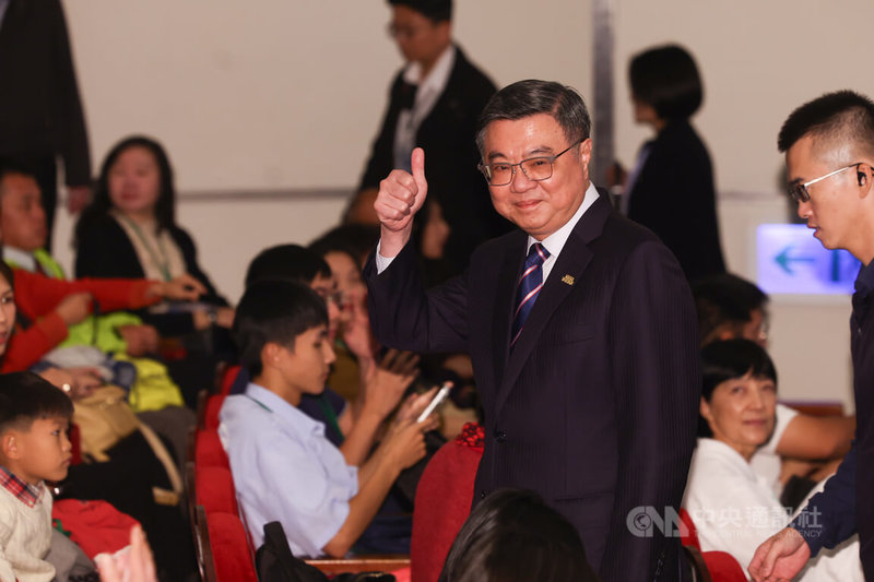 行政院長卓榮泰（中）3日出席114年模範公務人員頒獎典禮，比讚肯定獲獎人員。中央社記者王騰毅攝  114年12月3日