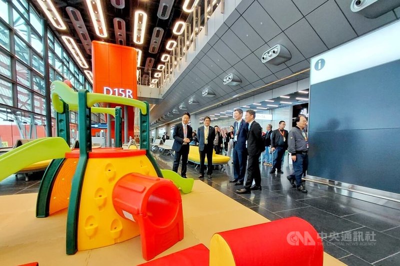 桃園國際機場第3航廈北登機廊廳1日起試營運，交通部長陳世凱（左）3日前往視察，了解兒童遊憩區等硬體設施設置情形，並關切現場旅客使用感受。中央社記者吳睿騏桃園機場攝　114年12月3日
