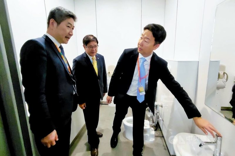 交通部長陳世凱（右）3日視察桃園國際機場第3航廈北登機廊廳試營運，實際走入廁所等各處機場硬體設施參觀，確認細節。中央社記者吳睿騏桃園機場攝　114年12月3日