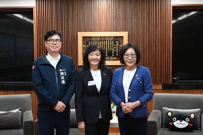 美國加州喜瑞市（City of Cerritos）議員黃正芬（中）2日拜訪高雄市議會，與高雄市議長康裕成（右）及高雄市長陳其邁（左）合影。（高雄市議會提供）中央社記者蔡孟妤傳真　114年12月3日