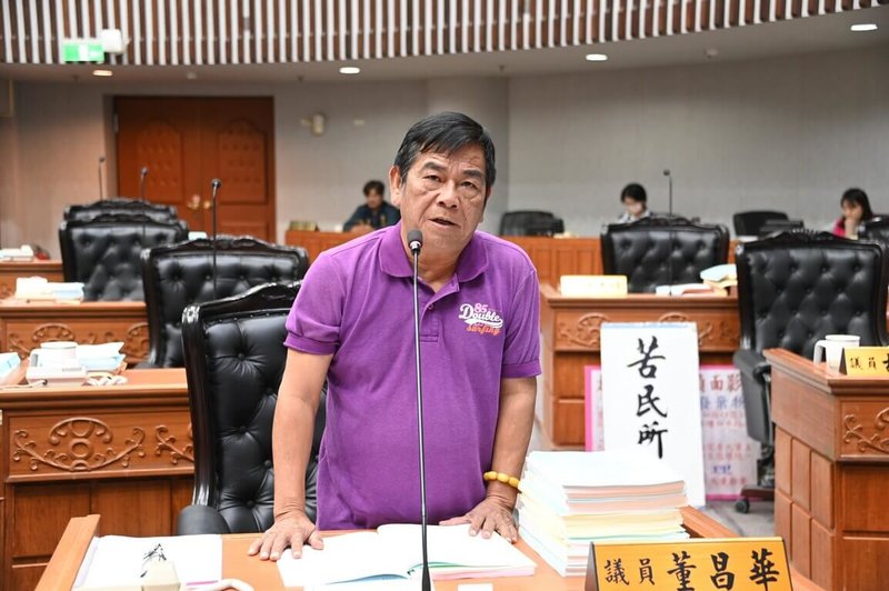 台東縣政府115年將舉辦博覽會，預算逾新台幣4億元，但未提供完整計畫書給縣議會審議；無黨籍縣議員董昌華（前）3日在縣議會要求台東縣政府提供。（台東縣議會提供）中央社記者盧太城台東傳真　114年12月3日