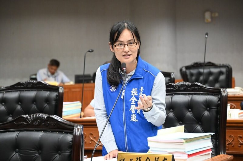 台東縣政府115年將舉辦博覽會，預算逾新台幣4億元，但未提供完整計畫書給縣議會審議；國民黨籍縣議員張全馨嵐（前）等人3日質詢時表示，希望縣府文化處能夠提供總經費明細以及所有子項目的計畫書。（台東縣議會提供）中央社記者盧太城台東傳真　114年12月3日