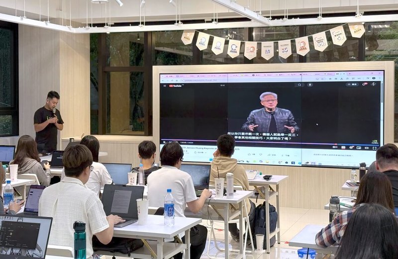 面對產業AI(人工智慧)浪潮,新北市政府以「AI人才孵化器」為定位開設AI科技課程,並領先全台推出NVIDIA(輝達)官方AI認證課程(圖)、AWS(雲端服務供應商認證)等國際認證制度,至今已協助370名青年取得證照。(新北市青年局提供)中央社記者黃旭昇新北市傳真 114年12月3日