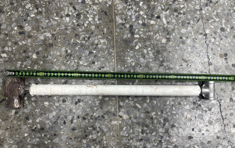 國道1號五汐高架道2日晚間發生行車糾紛，賴姓男子開車不慎追撞前車，下車與對方討論時突情緒失控，拿出榔頭追逐攻擊對方並砸車，員警到場壓制逮捕。（翻攝照片）中央社記者曹亞沿傳真　114年12月3日