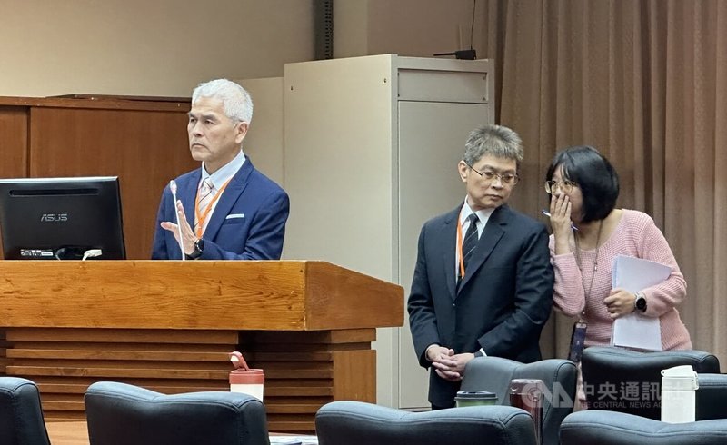 運動部次長黃啟煌（左）3日列席立法院教育及文化委員會，並在備詢時透露，預計2週之後會有一台國產的發球機進駐國訓中心，能模擬任何投手的球路。中央社記者黎建忠攝　114年12月3日