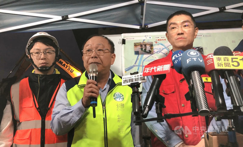 台水在11月27日污染事件後暫停抽取基隆河原水，總經理李丁來（中）3日受訪時表示，盼2天內能恢復從基隆河取水，未來台水將加強布設攔油索，並設置低濃度有機碳偵測儀，另投入人力24小時巡查，確保供水不再受到污染。右為基隆市長謝國樑。中央社記者王朝鈺攝　114年12月3日