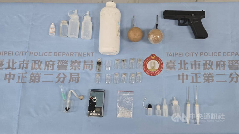 30多歲劉姓男子網售毒品，遭北市警方循線查知，其將喪屍煙彈分裝場藏身新北市一處民宅，當場人贓俱獲。（翻攝照片）中央社記者黃麗芸傳真　114年12月3日