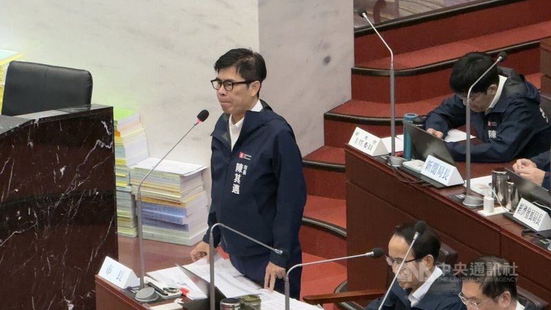 有議員3日建議市府彩繪高雄國際機場西側圍牆，讓高雄門面更美觀。高雄市長陳其邁（左）答詢表示，未來會拆除部分圍牆，民眾可直接在這裡看飛機降落。中央社記者蔡孟妤攝　114年12月3日