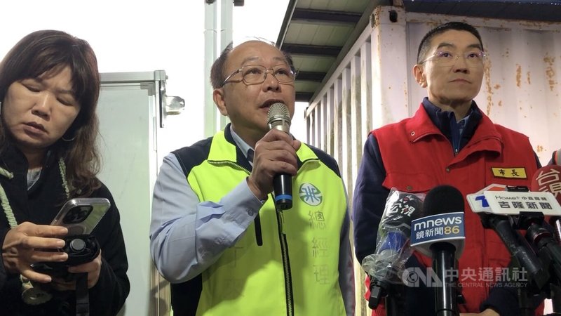 基隆市源遠路102巷旁大排2日出現白色泡沫,暖暖區居民憂心恐停水,台灣自來水公司總經理李丁來(中)3日表示,西勢水庫可穩定供水10天,待淤泥清除後將檢驗水質,確認安全無虞,2天內可恢復從基隆河取水。中央社記者王朝鈺攝 114年12月3日