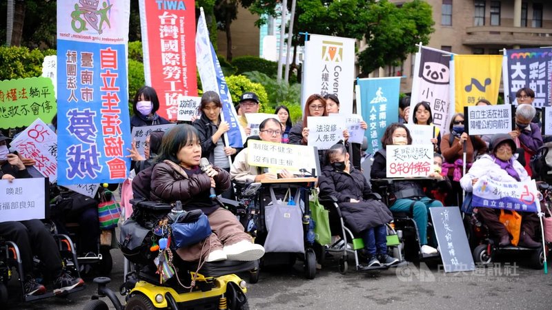 台灣身心障礙者自立生活聯盟、台北市新活力自立生活協會、台灣障礙青年協會等30多個身障團體3日聚集在行政院前提出3項訴求，再到衛福部陳情，並預告晚間將夜宿行政院前，表達對行政機關的不滿。中央社記者曾以寧攝　114年12月3日