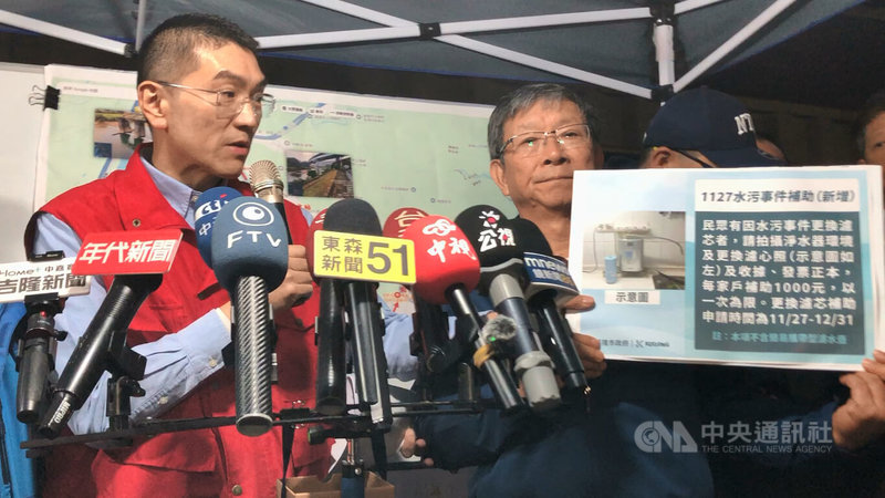 基隆河受到油污染，使得基隆市用水有油味，市長謝國樑（左）3日在碇內福安宮前進指揮所表示，水污事件新增補助受影響的7萬1175戶市民更換淨水器濾心，每戶可補助新台幣1000元，31日截止受理。中央社記者王朝鈺攝　114年12月3日