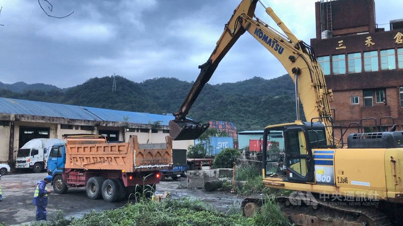 基隆市政府工務處3日調派怪手進駐源遠路102巷旁大排，清除大排長度約40公尺、深度約1公尺的淤泥。截至下午5時已清除13車次、共計65立方公尺土方，進度約50%，晚間將調派吸泥車抽換水源，預計4日可完成清淤作業。中央社記者王朝鈺攝　114年12月3日