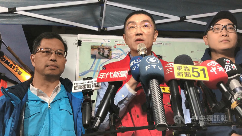 環境部與基隆市政府接連查獲暖暖區盛星動力公司及正方倉儲涉排放廢水，不過基隆市長謝國樑（中）3日受訪表示，2家公司都已被排除是11月27日基隆河水源污染元凶。中央社記者王朝鈺攝　114年12月3日