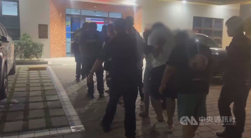 徐姓男子等人3日凌晨到台中東區某汽車美容店商討債務，反遭店內洪姓男子等人持鋁棒等物毆打，警方到場逮捕洪男等7人，訊後依刑法妨害自由、聚眾鬥毆等罪送辦。（翻攝照片）中央社記者蘇木春傳真　114年12月3日