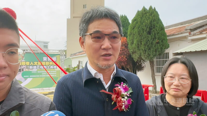 民進黨立委劉建國（中）。（中央社檔案照片）