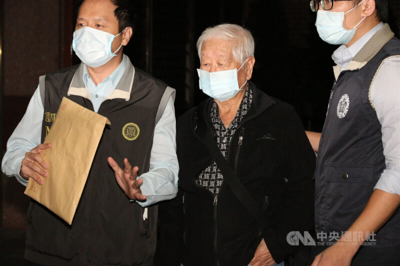 軍情局退役少將岳志忠（中）涉嫌交付情報資訊給中國國安人員，2020年10月經調查局送往台北地檢署應訊。（中央社檔案照片）