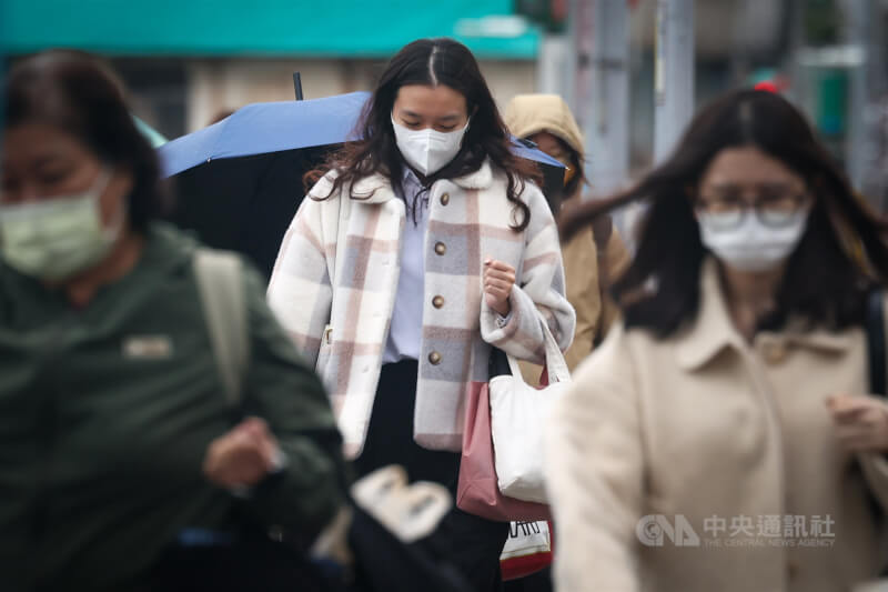 氣象署表示，3日東北季風挾冷空氣南下，愈晚愈冷。圖為新北市街頭民眾穿著保暖衣物抵擋寒風。 中央社記者王騰毅攝 114年12月3日