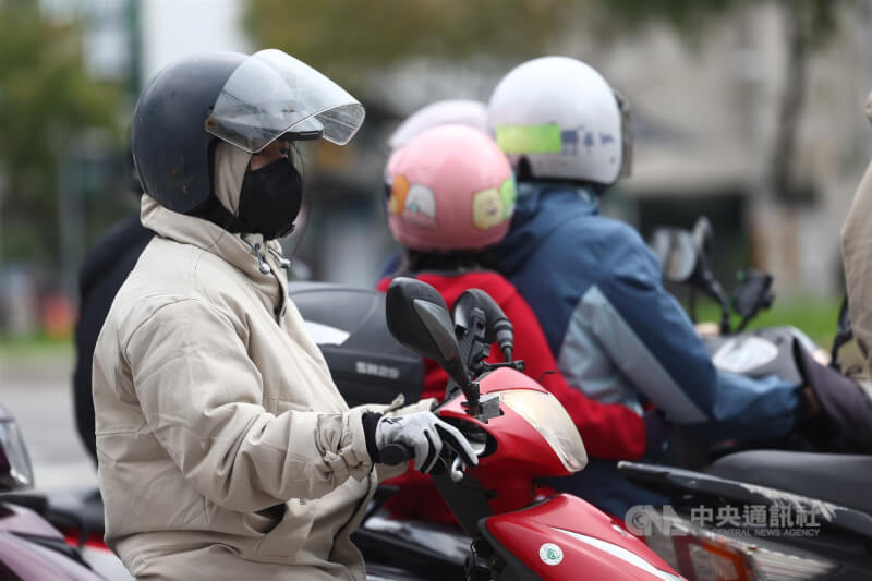 圖為新北市土城區機車騎士做好保暖措施。（中央社檔案照片）