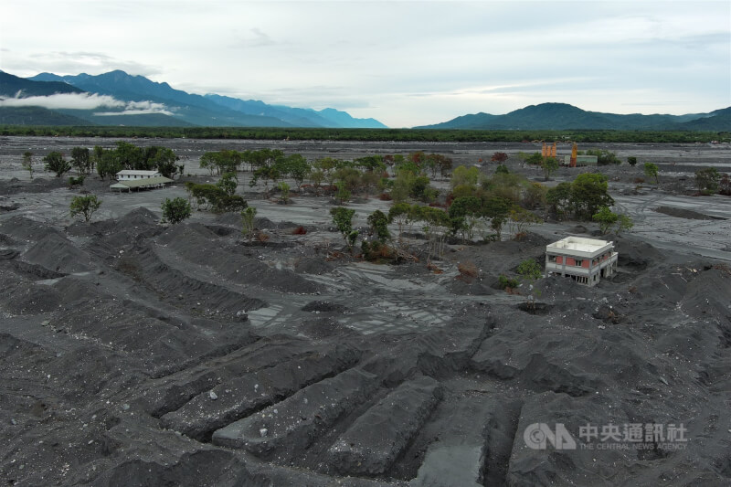 花蓮馬太鞍溪堰塞湖洪災重創光復鄉，災後復原路漫漫，重災區佛祖街一帶10月19日被大量灰色土砂石塊占據。（中央社檔案照片）