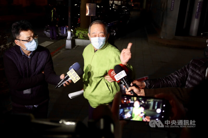 軍情局退役上校張超然（中）涉為中國發展組織、收集情報，2021年2月交保離開法院。（中央社檔案照片）