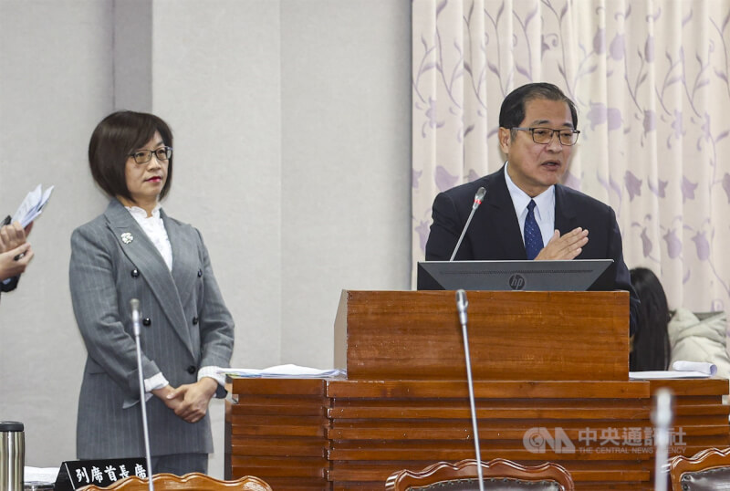 法務部長鄭銘謙（右）、司法院副祕書長王梅英（左）3日上午赴立法院司法及法制委員會就「民法繼承編特留分制度之檢討」進行專題報告，並備質詢。中央社記者鄭清元攝　114年12月3日