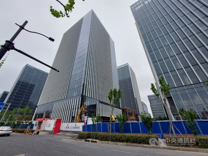 圖為2024年5月上海浦東建設中的辦公樓。（中央社檔案照片）