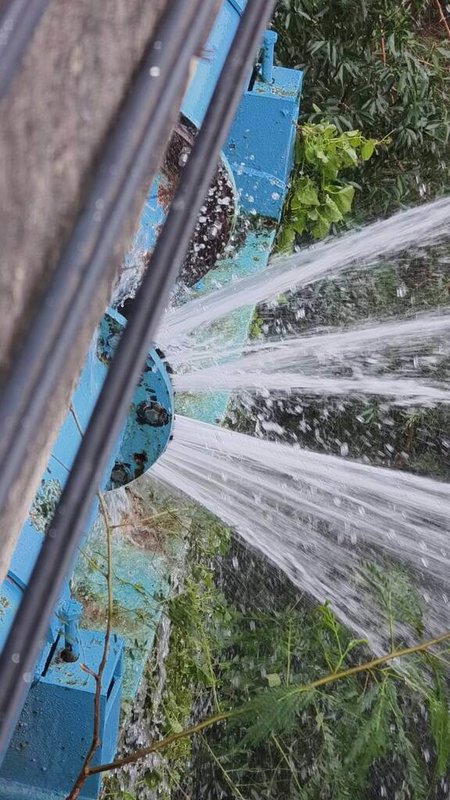 苗栗縣鯉魚潭水庫供應銅鑼鄉中平及公館鄉的直徑40公分管線1日在中平大橋段爆管,經台水公司搶修完成,3日再度噴出大量水花,水公司研判疑因可撓管銜接處鬆脫,正調度管材,將加強固定處理。(民眾提供)中央社記者管瑞平傳真 114年12月3日