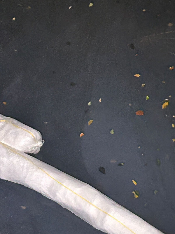 基隆市暖暖區源遠路102巷溝渠2日發現新污染物（圖），台灣自來水公司初步判斷為油品，呈現白色乳化狀態。（基隆市政府提供）中央社記者王朝鈺傳真 114年12月3日