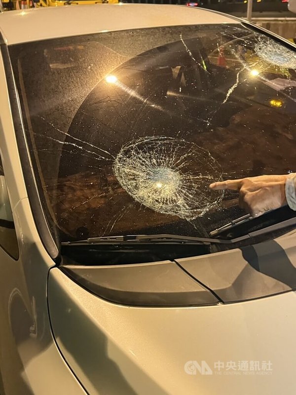 國道1號五汐高架道2日晚間發生行車糾紛，賴姓男子開車不慎追撞前車，下車與對方討論時突情緒失控，拿出榔頭追逐攻擊施男及孫男並砸車。（翻攝照片）中央社記者曹亞沿傳真　114年12月3日