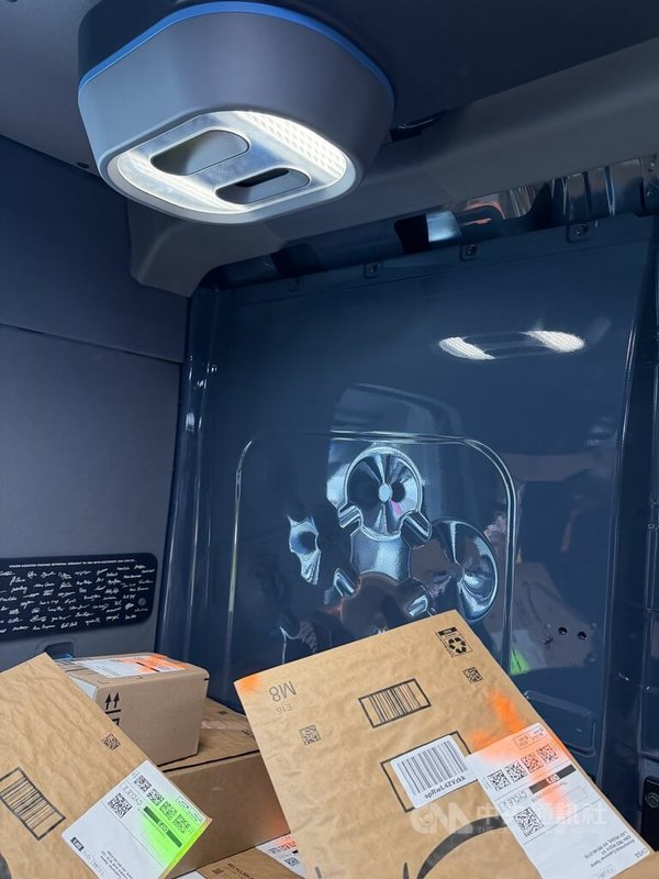 亞馬遜旗下AWS本週在美國拉斯維加斯舉辦re:Invent年度雲端運算大會，現場展示的Rivian電動貨車搭載智慧視覺系統，能幫司機找出要遞送的正確包裹並投射綠色光點，錯誤包裹則打上紅色叉號。中央社記者拉斯維加斯攝　114年12月3日