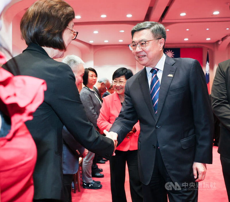 行政院長卓榮泰（前右）3日下午接見「2025年北美各地台灣會館、台灣中心暨台灣協會回國訪問團」，和訪團成員握手致意。中央社記者謝佳璋攝　114年12月3日