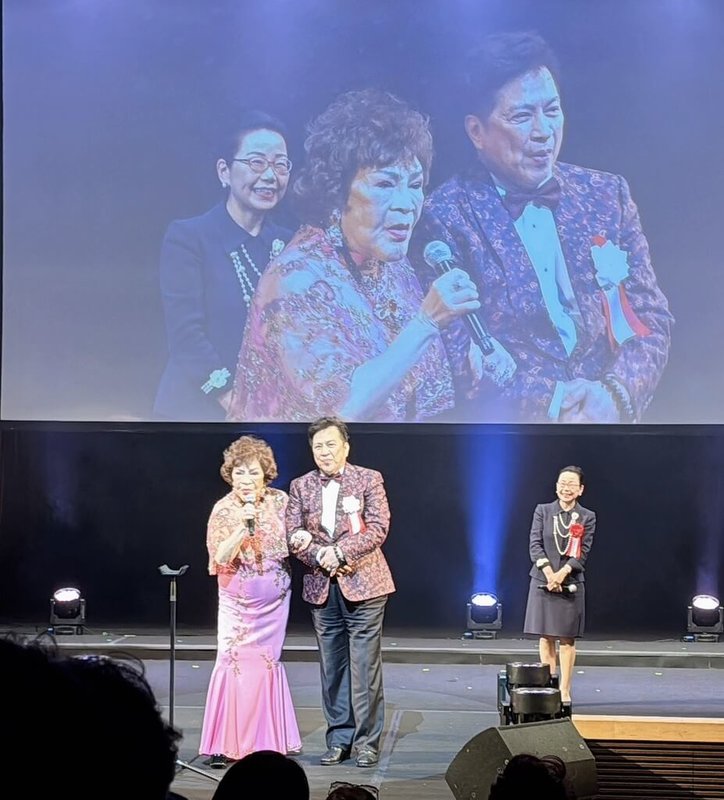 製作人周遊(左)和老公李朝永(左2)3日在日本東京參與「2025日本全球夫人大賽」,周遊開心表示,可以透過活動進行台日交流很好,這是很棒的國民外交。(李朝永提供)中央社記者洪素津傳真 114年12月3日