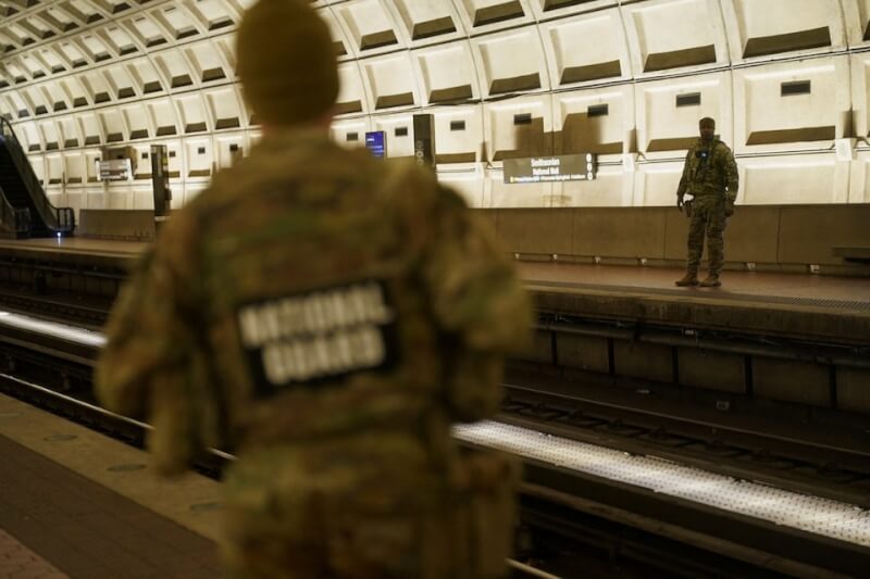 華府國民兵遇襲後,各大地鐵站可見國民兵的身影。(路透社)