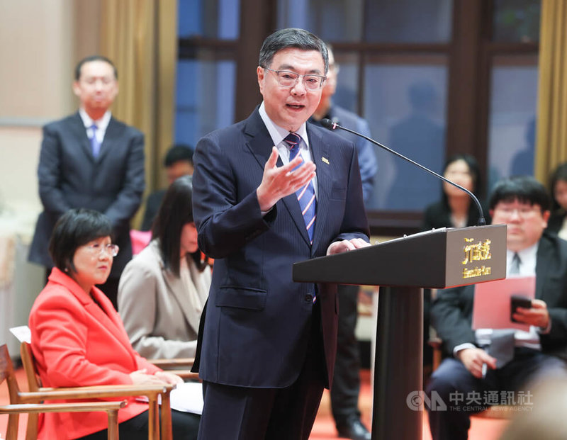 行政院長卓榮泰（前）3日下午接見「2025年北美各地台灣會館、台灣中心暨台灣協會回國訪問團」，致詞表達歡迎，也感謝眾人對台灣的支持。中央社記者謝佳璋攝　114年12月3日