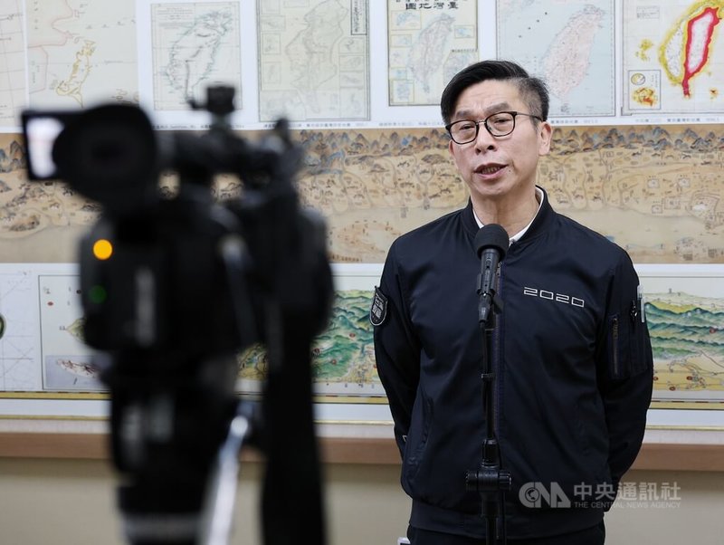 媒體報導，有立委擬提案修法，為落實微罪不舉精神，擬設定貪污金額新台幣5萬元以下者不罰。對此，民進黨立法院黨團幹事長鍾佳濱（圖）4日在立法院接受媒體聯訪表示，立委因應民意的各種提議這是好事，但若要調整刑度，不管是加嚴還是加寬，必須整體均衡思考。中央社記者郭日曉攝　114年12月4日