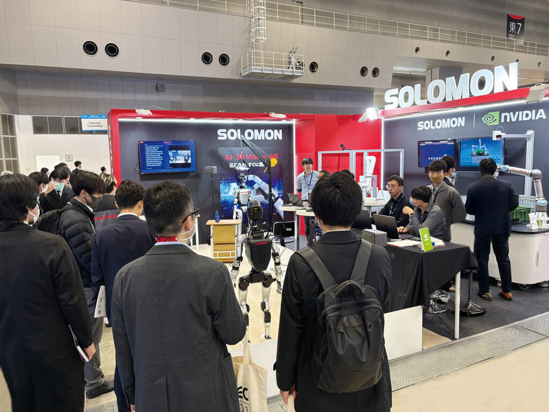 日本國際機器人展（iREX 2025）持續在東京登場，所羅門4日表示，現場展示可自主辨識定位以及自主行走的人形機器人方案，引起關注。（所羅門提供）中央社記者鍾榮峰傳真　114年12月4日